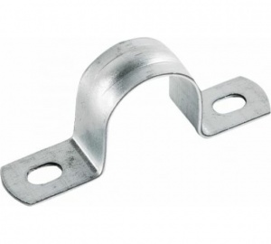 Скоба двухлапковая металлическая цинкованная с двумя отверстиями для трубы - D14 мм Скоба двухлапковая металлическая цинкованная с двумя отверстиями для трубы - D14 мм